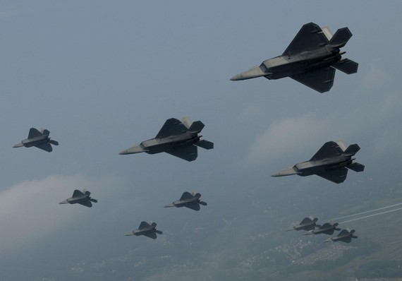 Cụm máy bay chiến đấu tàng hình F-22 của Không quân Mỹ có năng lực tấn công rất mạnh.